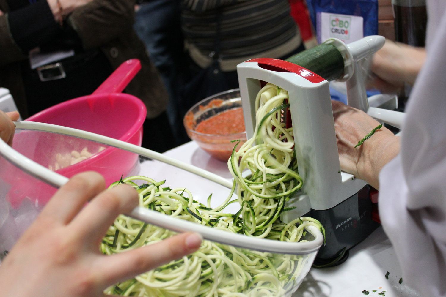 spaghetti di zucchine al pesto