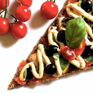 Pizza Crudista ai funghi, olive e peperoni