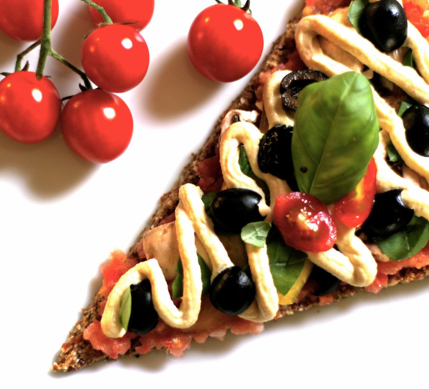 Pizza Crudista ai funghi, olive e peperoni