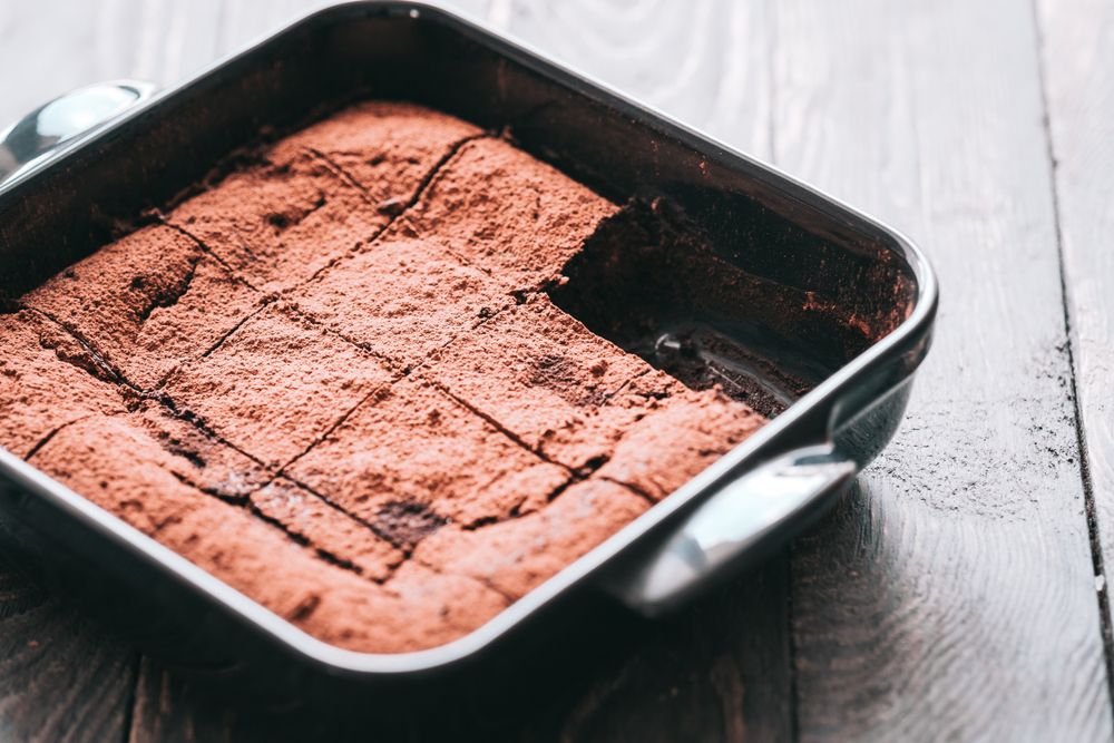 Teglia di brownies con cacao in polvere